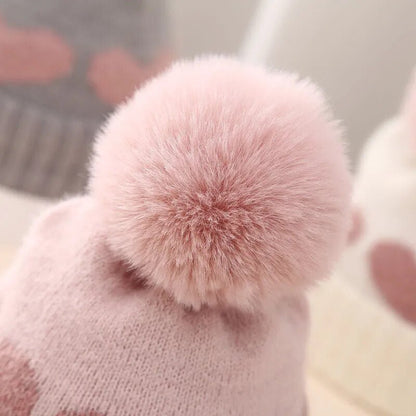 Gebreide Baby Muts Met Hartjes En Pompon - KidsKorner